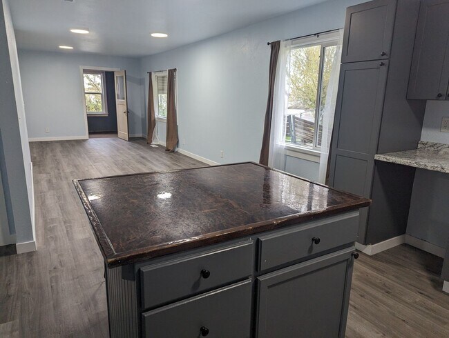 Building Photo - Quaint 2 bedroom Craigmont house