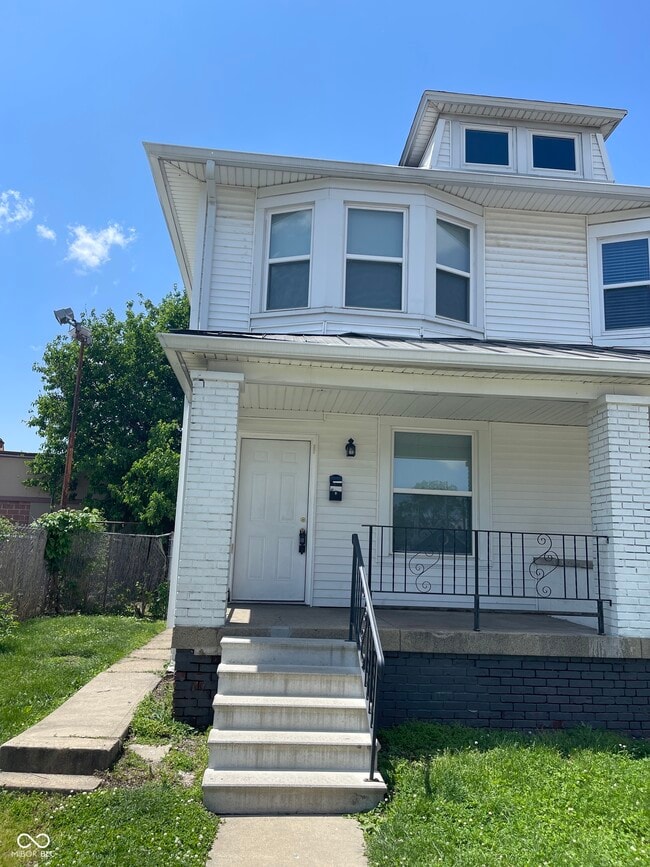 Primary Photo - 10 N Randolph St