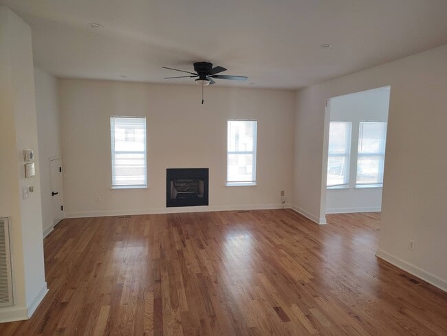 Building Photo - 944 33rd Ave N