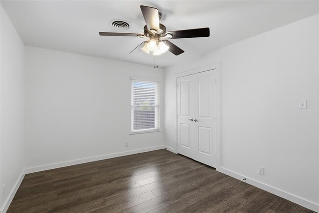 Building Photo - 2402 Little John Ln