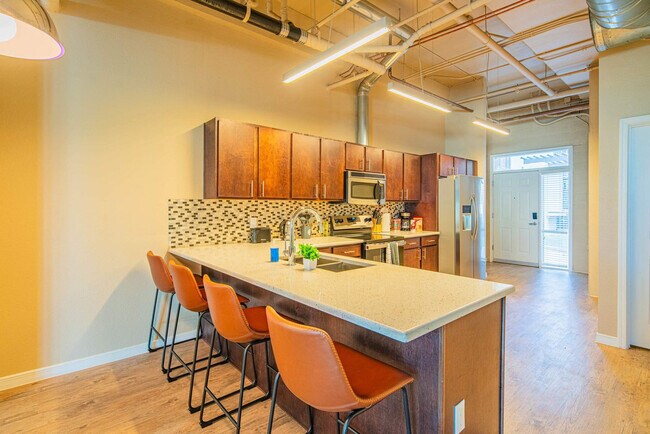 Building Photo - 1275 E University Dr