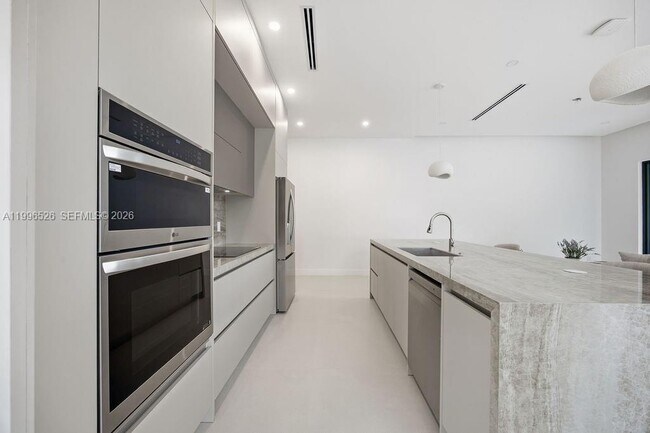 Building Photo - 1337 NE 13th Ave