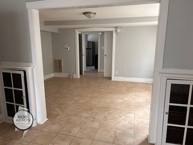 Building Photo - Rehabbed Units in Cicero! SPECIAL OFFER!