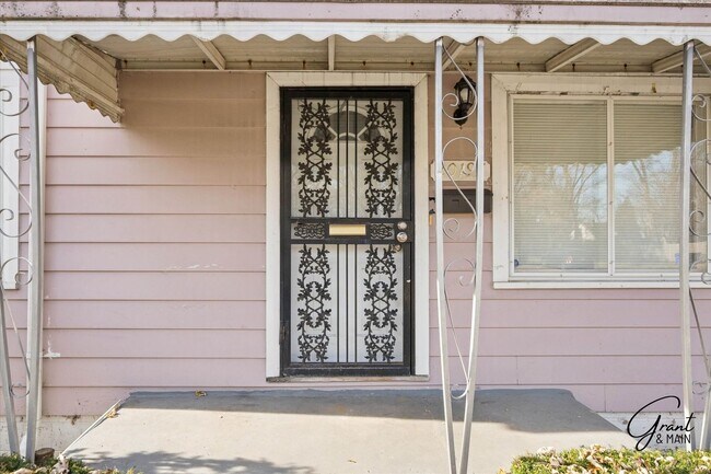 Building Photo - 2 bedroom - 2 bath - Detroit gem - $1200