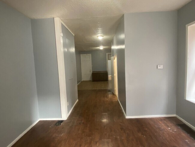 Building Photo - Spacious 2BR/1BA SFH in Benton Park West