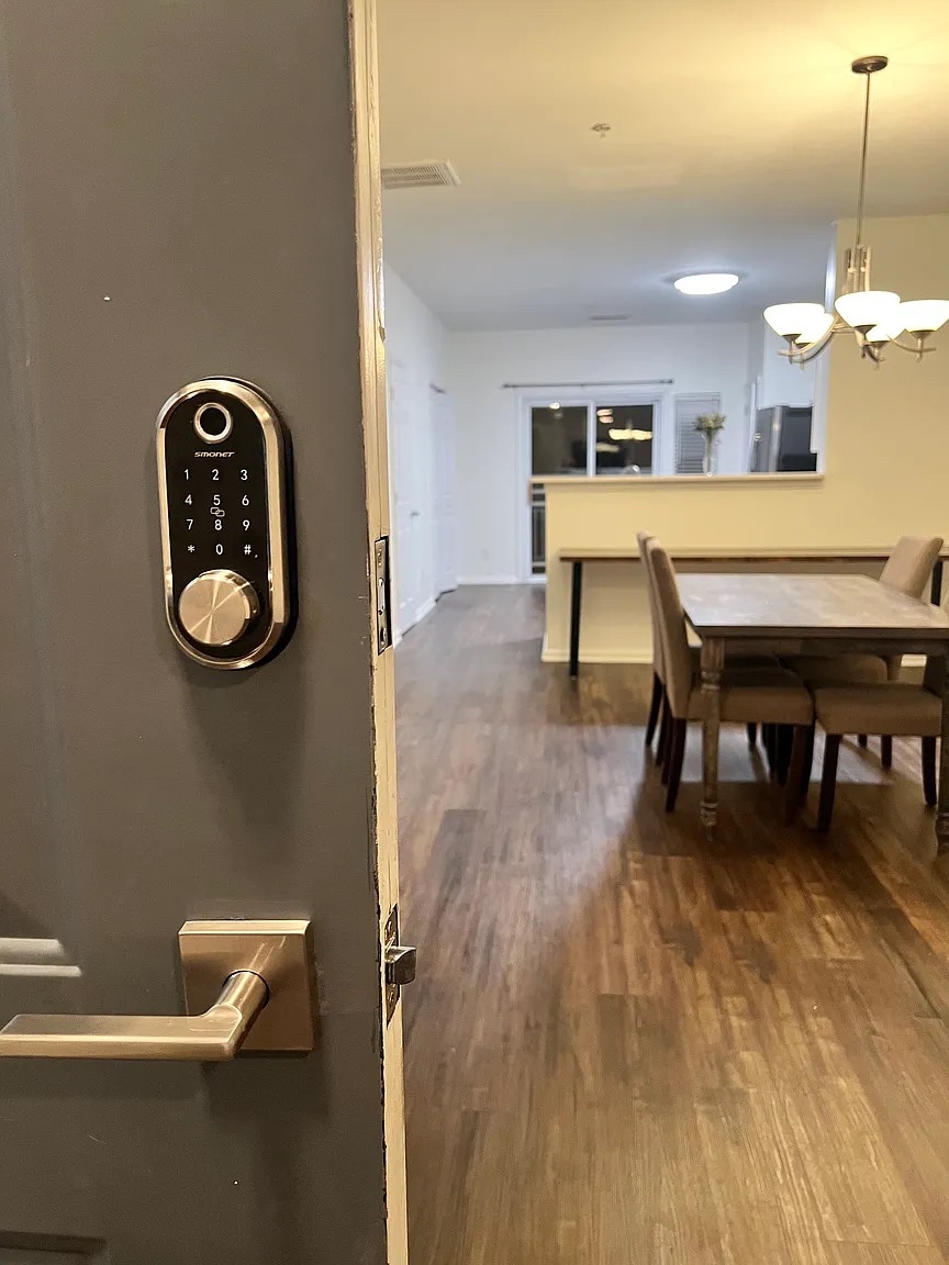 Building Photo - Room in Condo on Donatello Avenue