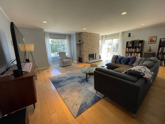 Building Photo - 1951 N Beachwood Dr