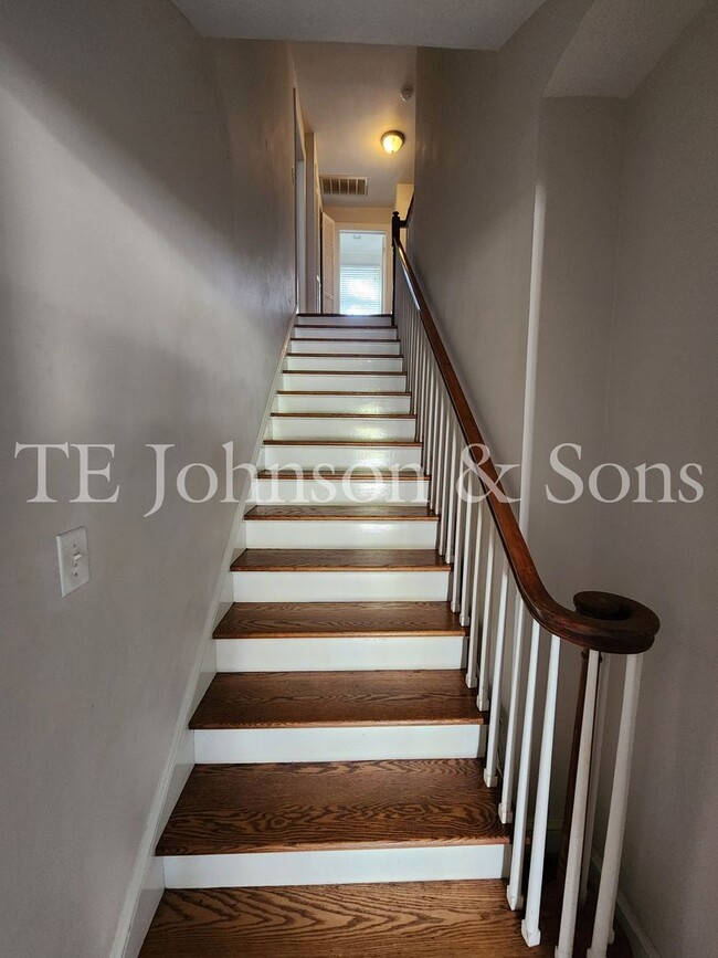 Building Photo - Charming Upstairs Duplex Near Downtown Win...