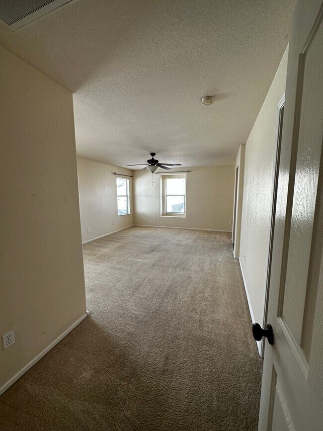 Building Photo - 4 BEDROOM HOME IN RAY RANCH