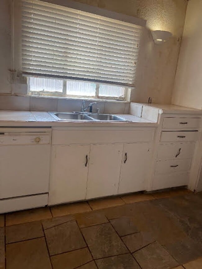 Building Photo - Animal Friendly 2 bed 2 bath