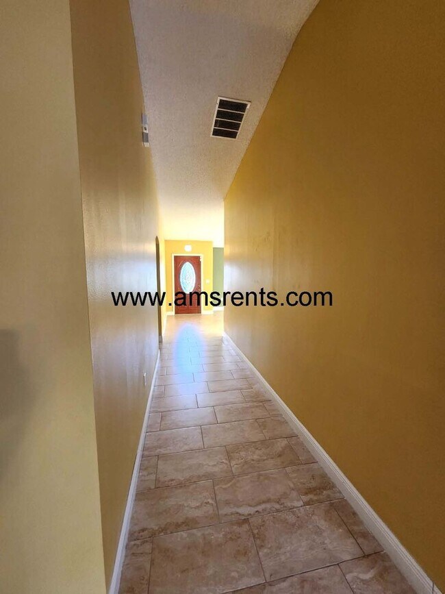 Building Photo - Large 4/2 Home With 2 Car Garage In Poinciana