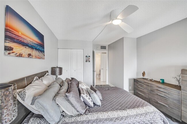 Building Photo - 1150 Hillsboro Mile Unit 1016