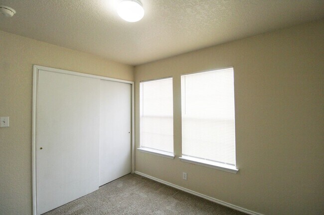 Building Photo - 16122 Branching Oaks