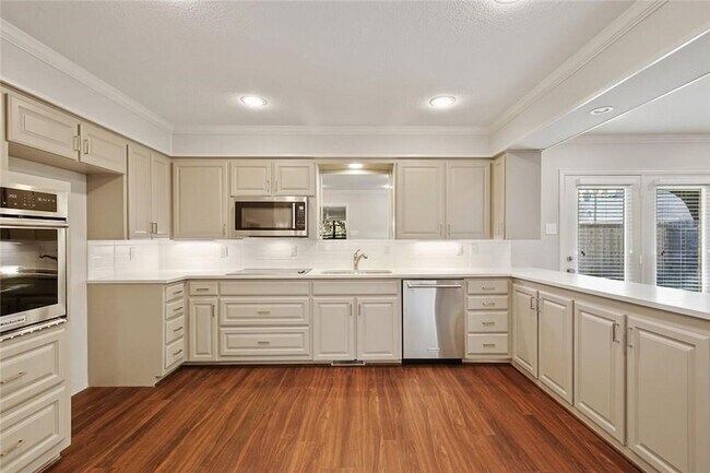 Building Photo - 9015 Villa Park Cir
