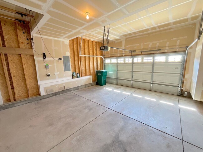 Building Photo - 4 Bedroom Home Available Near Voyager Pkwy...