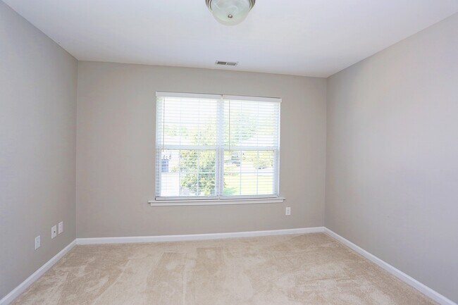 Building Photo - 915 Cinnamon Dr