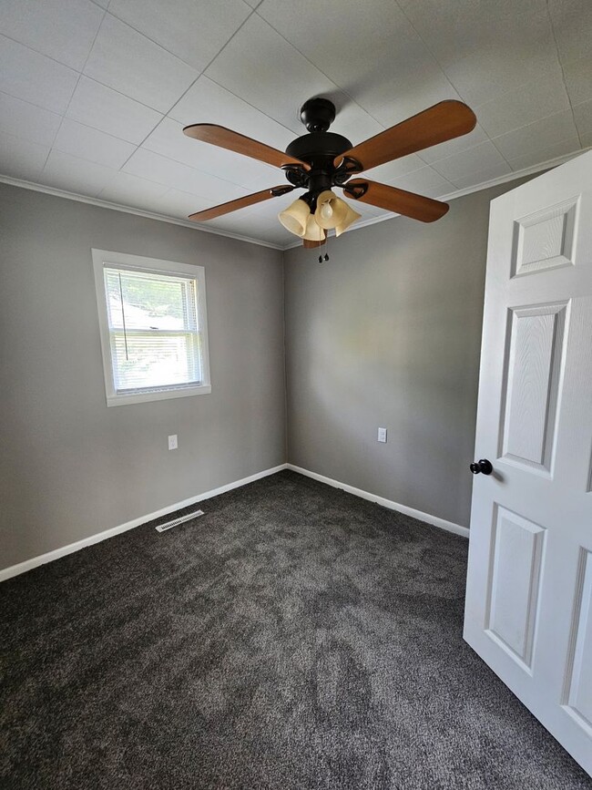 Building Photo - 2 Bed 1 Bath Home with fenced in yard loca...