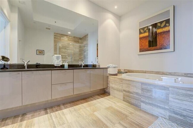 Building Photo - 15901 Collins Ave