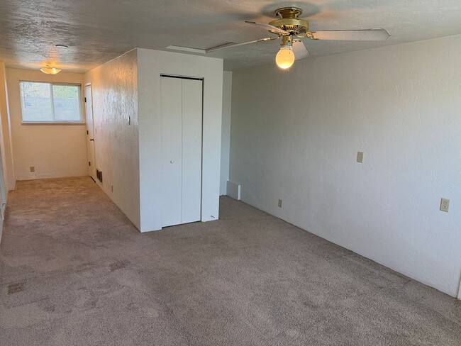Building Photo - Large upstairs 2 bedroom apartment!