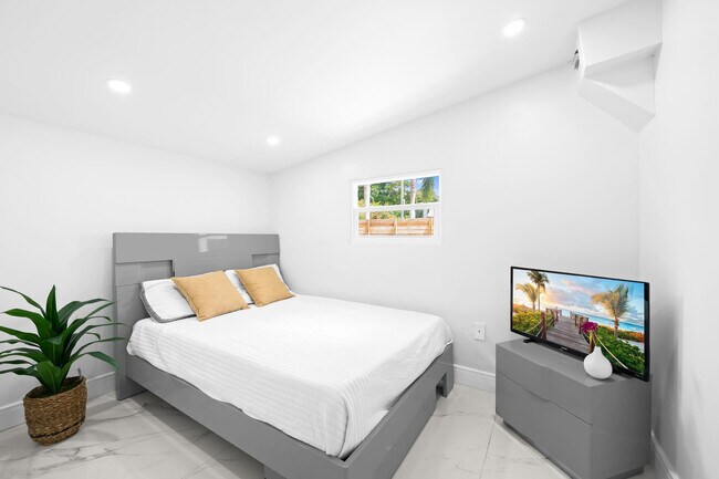 Building Photo - 865 NE 23rd Terrace