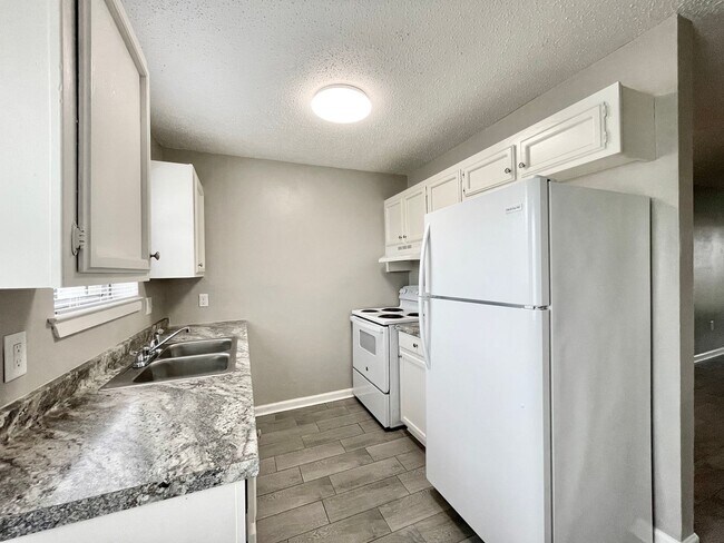 Building Photo - TOWNHOME 2BR   Available 8-7-26