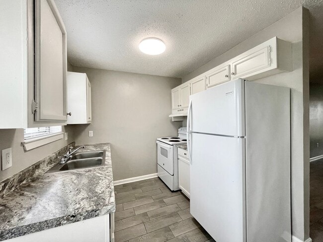 Building Photo - TOWNHOME 2BR   MOVE IN READY!    $995