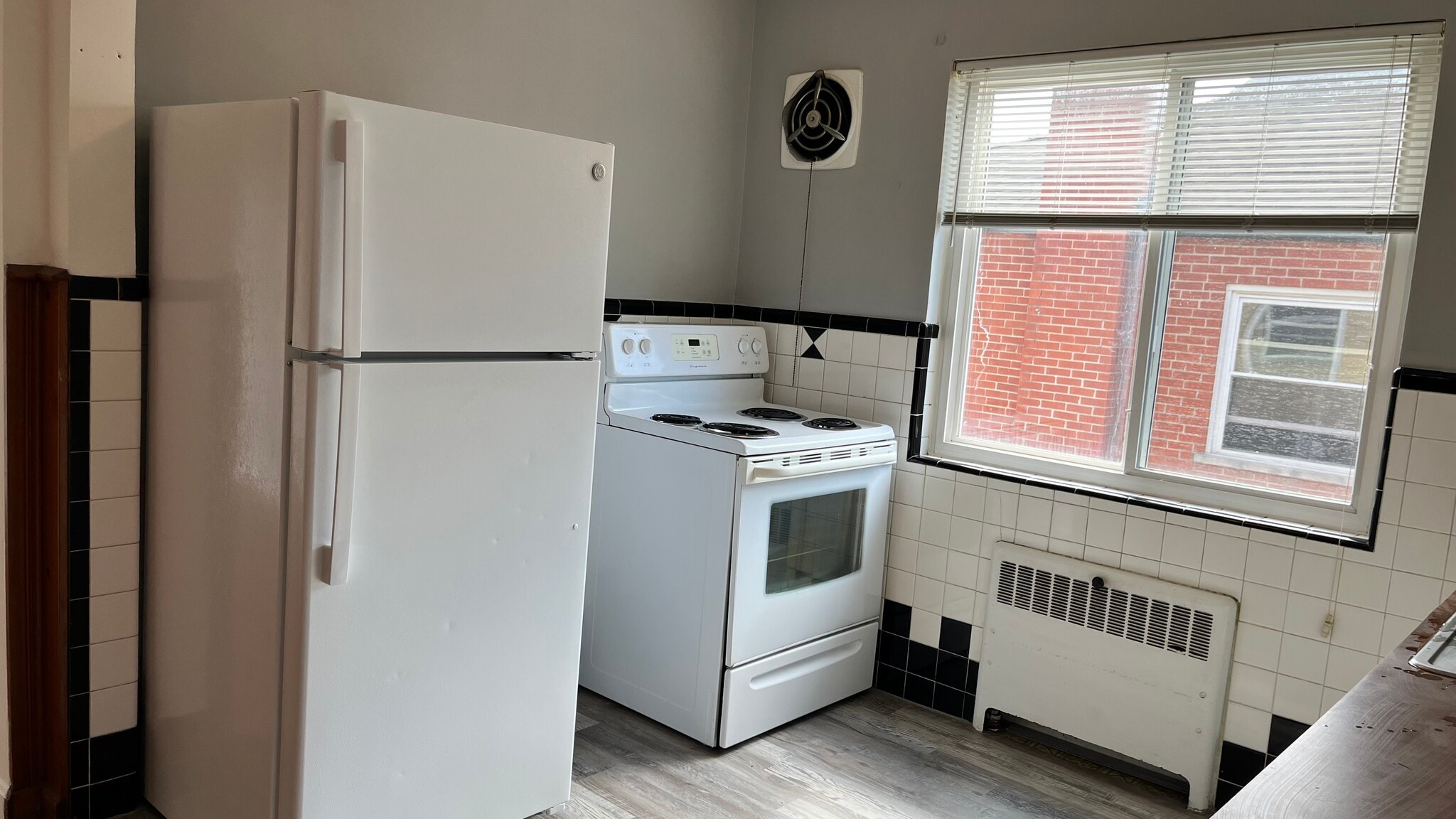 Building Photo - 3085 Glenmore Ave