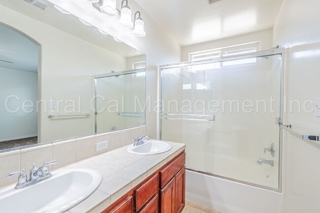 Building Photo - 4 Bedroom, 2 Bath Home in Desired Northwes...