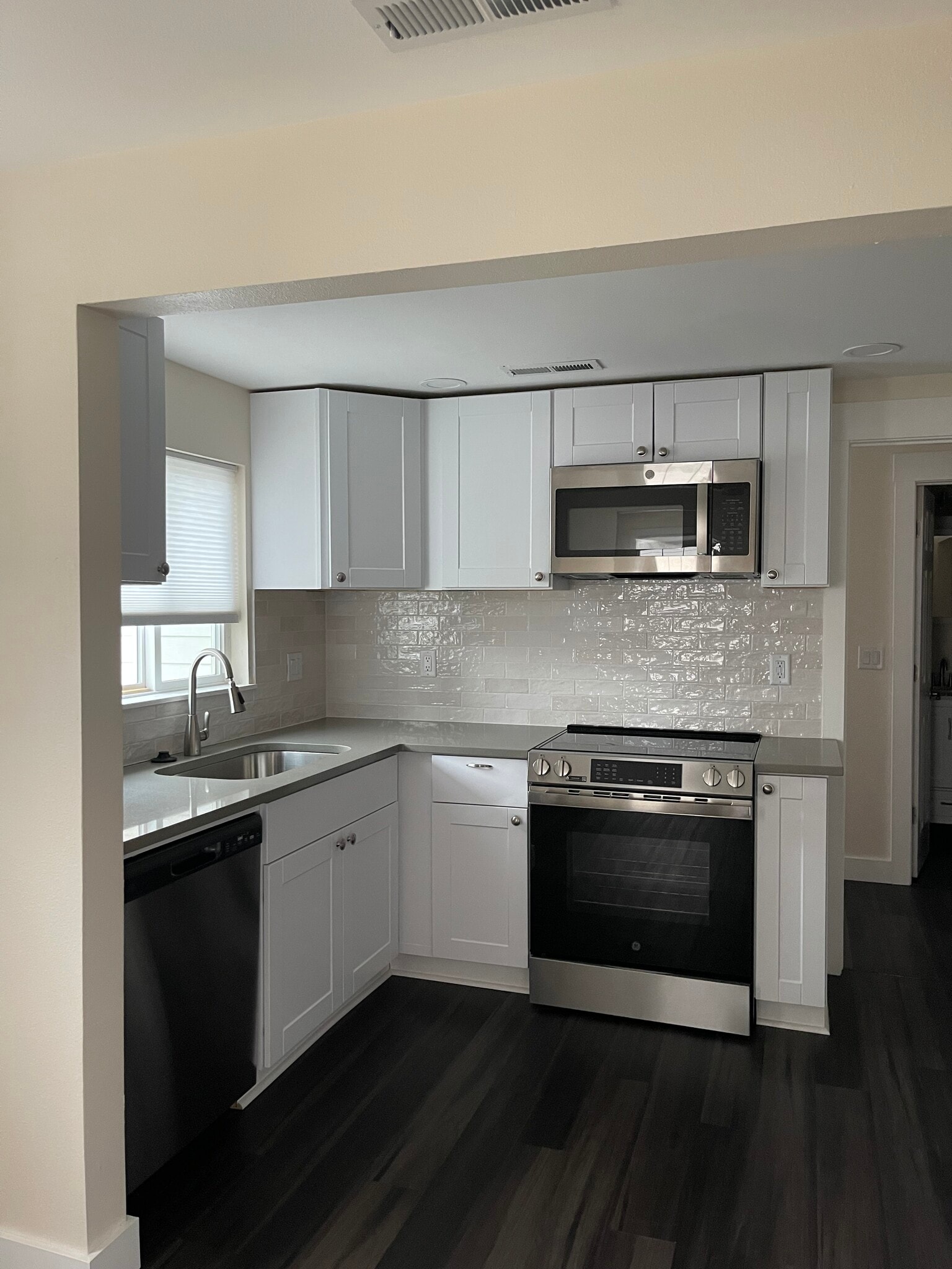 Building Photo - 255 Southview Pl S