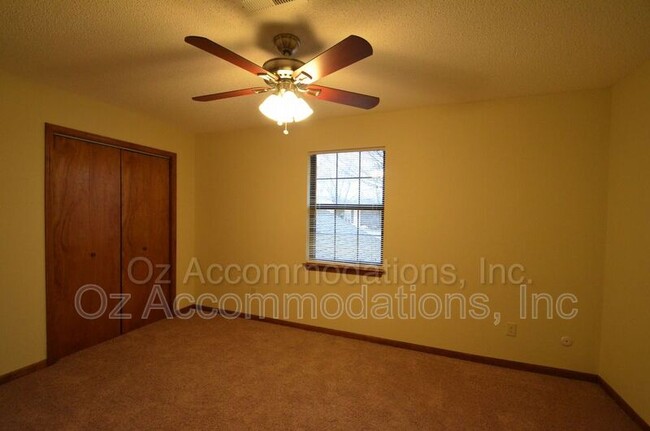 Building Photo - 311 NE Timbercreek Dr