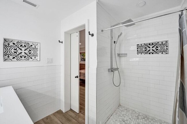 Building Photo - 5612 Harding St