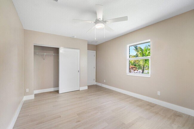 Building Photo - 5065 Horseshoe Cir N