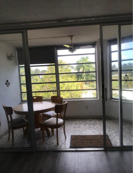 Building Photo - 1401 NE 191st St