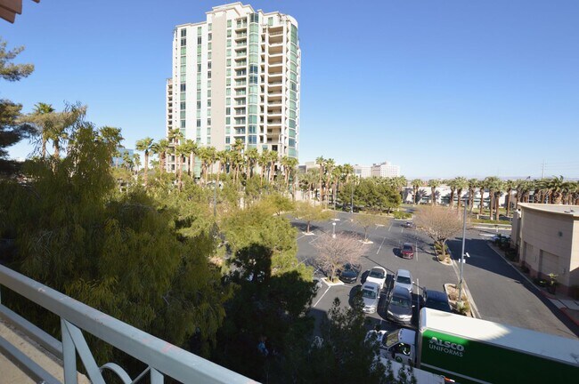 Building Photo - 270 E Flamingo Rd