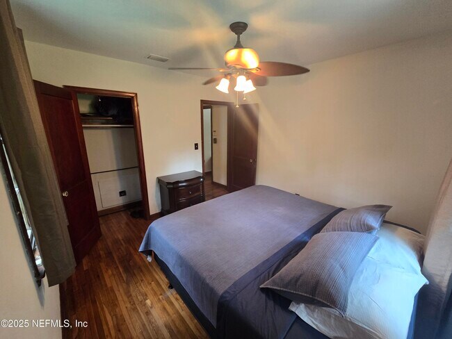 Building Photo - 5851 Clifton Ave