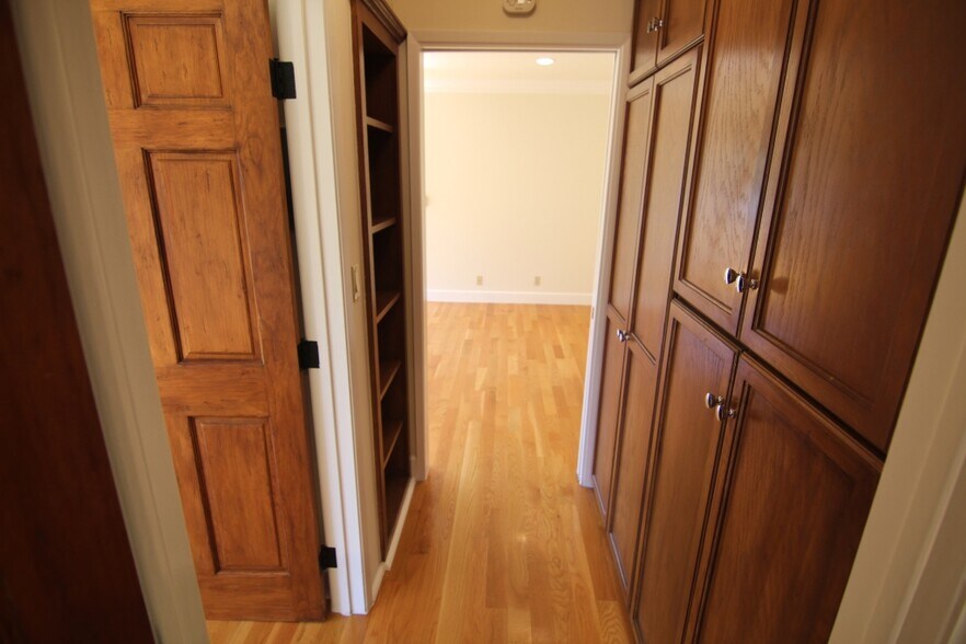 Building Photo - 600 N Sweetzer Ave