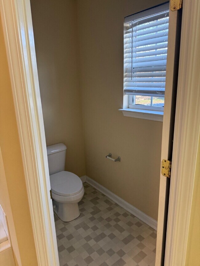 Building Photo - 4 bed/3bth with over 2000 sq ft. In beautiful Hendersonville!!!