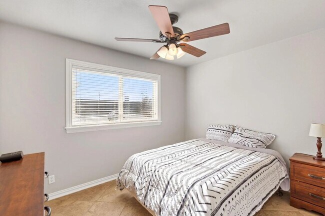 Building Photo - 3 Bedroom 2 Bath Beautiful home
