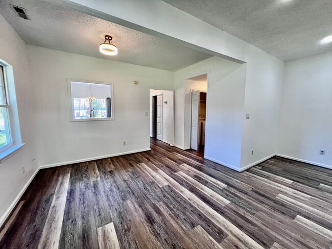 Building Photo - Newly remodeled 3 bed 2.5 bath townhome in...