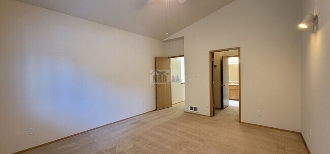 Building Photo - Cousino(8923/25)