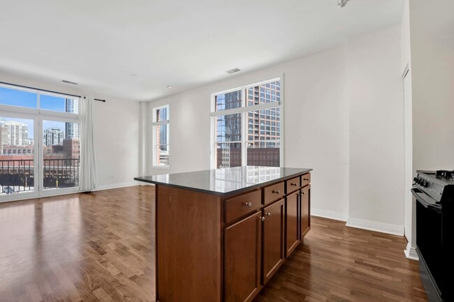 Building Photo - 330 N Clinton St