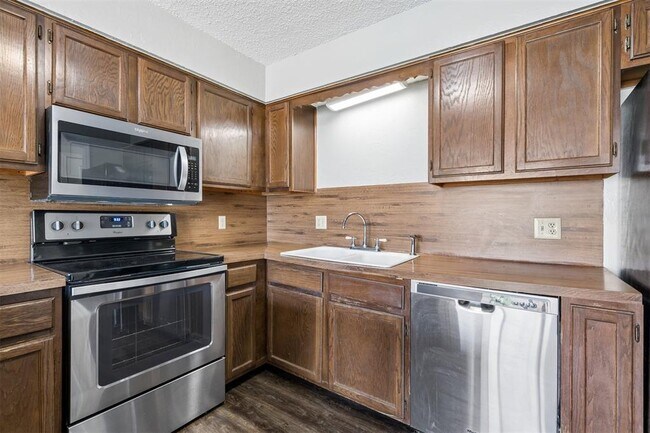 Building Photo - 3703 Southwind Ave