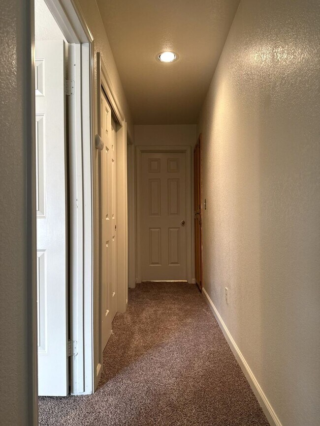 Building Photo - Adorbs 3/2 available NOW!!!