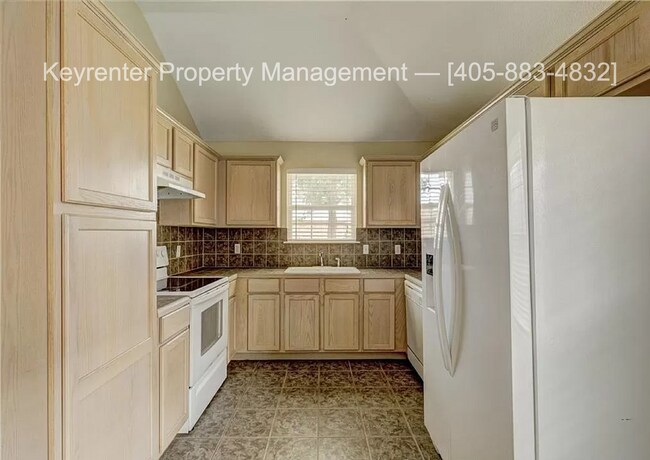 Building Photo - Gorgeous 3 bedroom 2 Bath and 2 Car Home in the Heart of Yukon