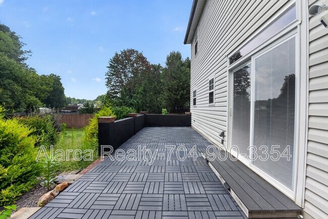 Building Photo - 290 Sweetmartha Dr