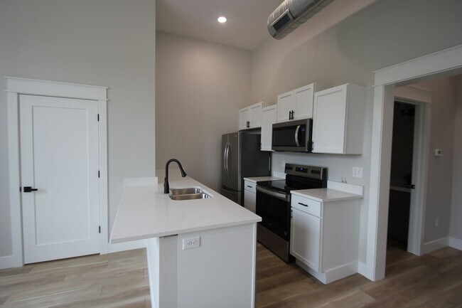 Building Photo - Historic Panora Apartments Fully Remodeled