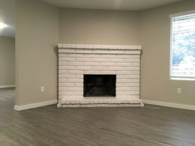 Building Photo - Beautifully Updated 3 bed/2 bath Single Le...