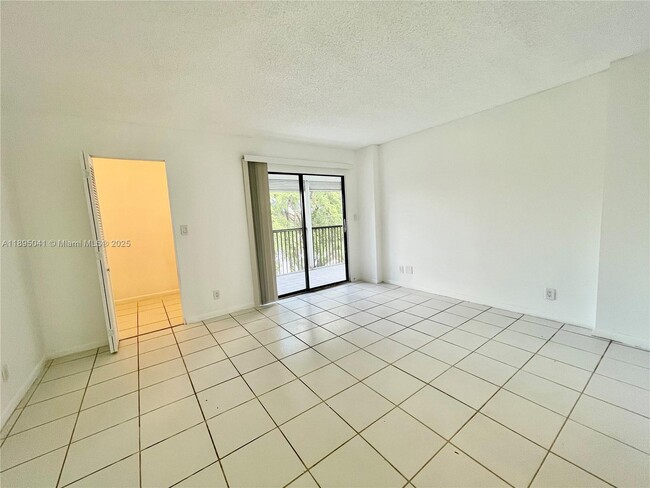 Building Photo - 2209 S Cypress Bend Dr