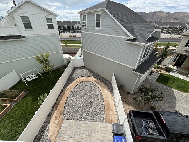 Building Photo - 153 E Brushy Canyon St