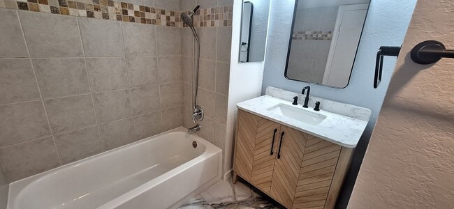 Building Photo - Luxurious 2-Bed, 2-Bath Condo with Spectacular Views and Designer Upgrades in Kirkland!!